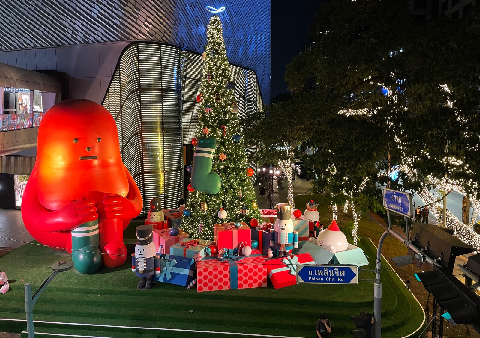 big-red-art-toy-christmas-tree-lights