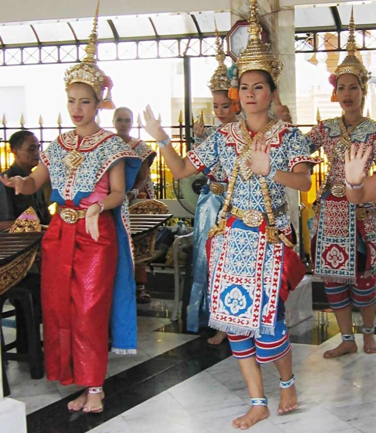 dancers at erawan shrine bangkok 768x885 1