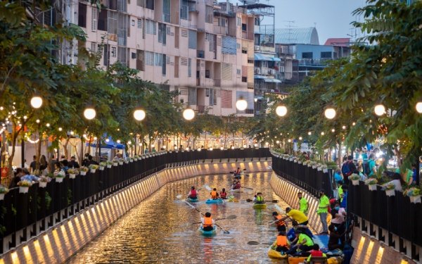 families kayaking in the canal Khlong Ong Ang Walking Street