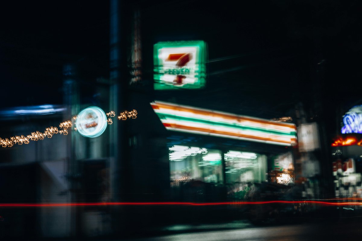 7-eleven-shop-in-bangkok-at-night