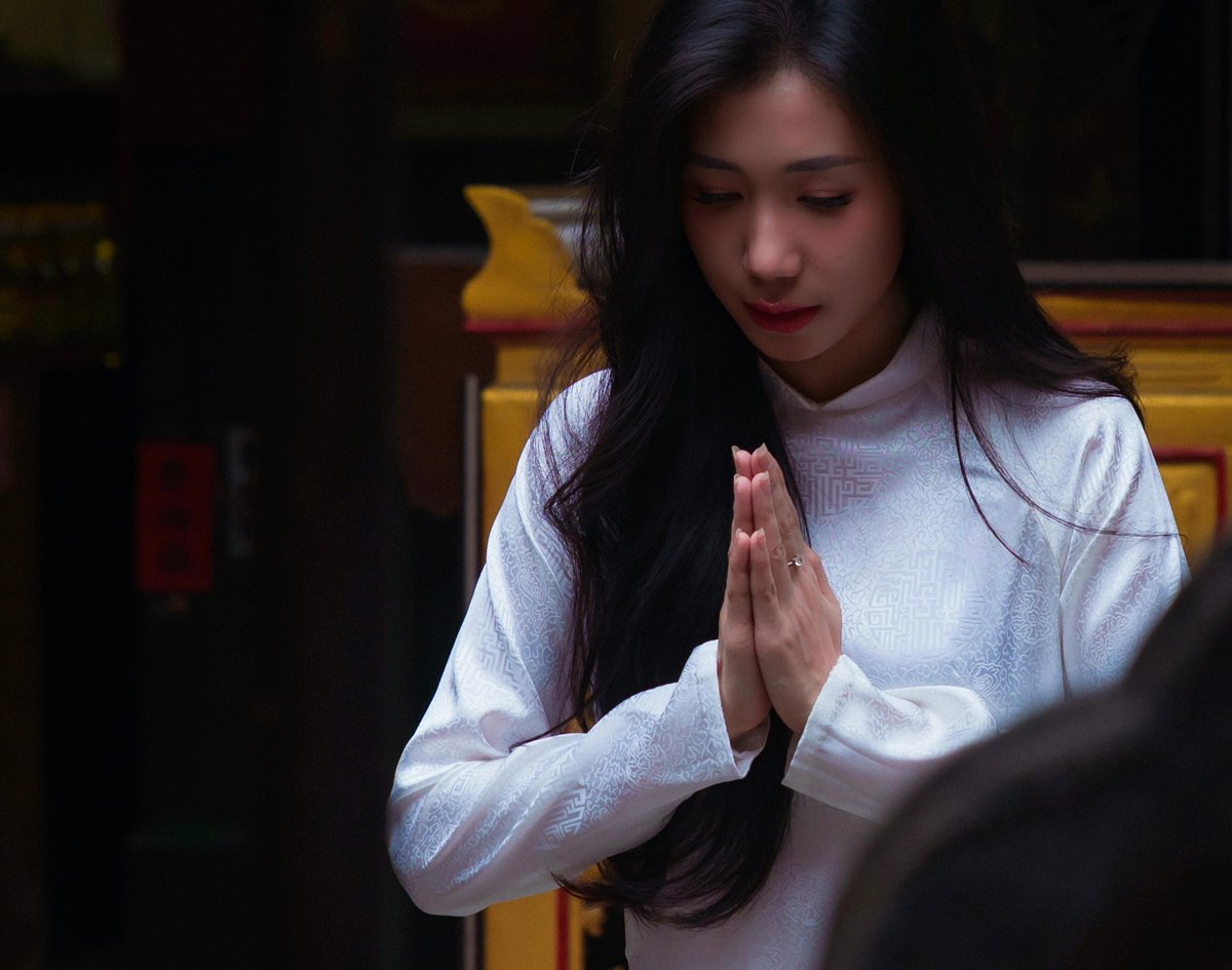 woman-putting hands together-thai-wai