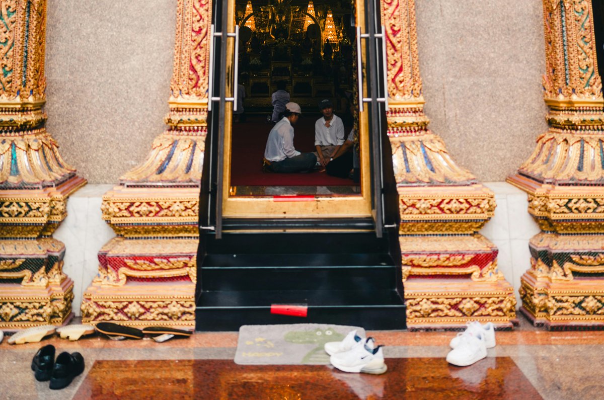 shoes off in front of temple