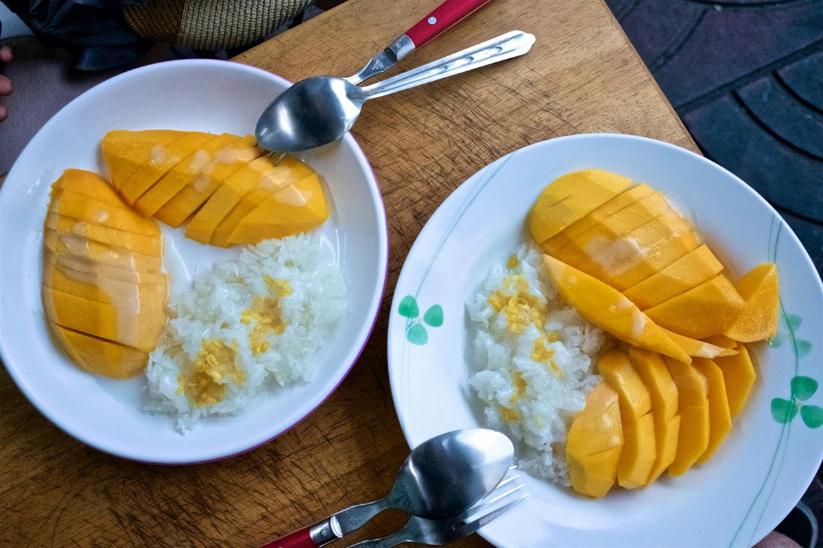 traditional Thai dish mango sticky rice