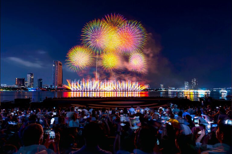 PRIDE Firework Iconsiam Banner 768x511